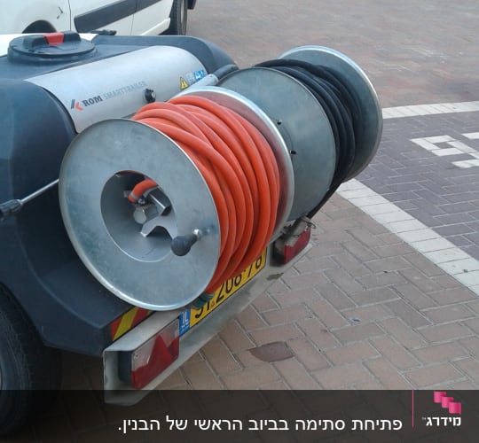 משאית עם צינורות כתומים ושחורים על תוף